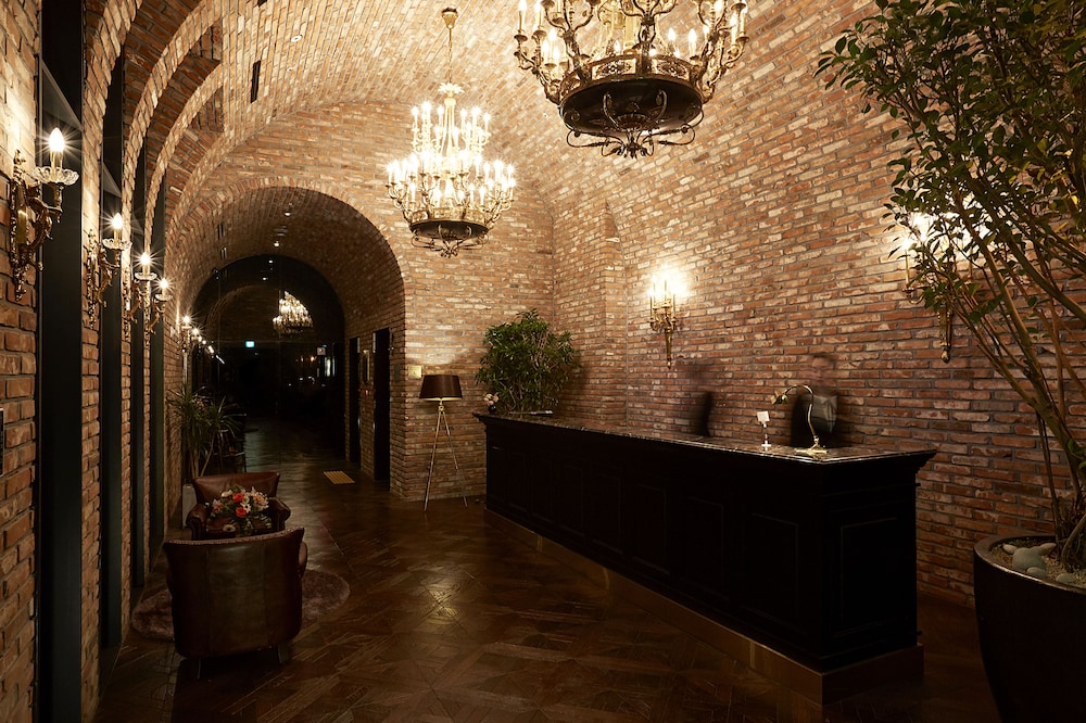 9 BRICK HOTEL 44/71