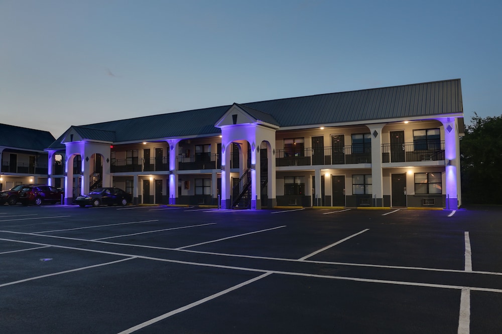Travelodge by Wyndham Calhoun South I-75 38/40