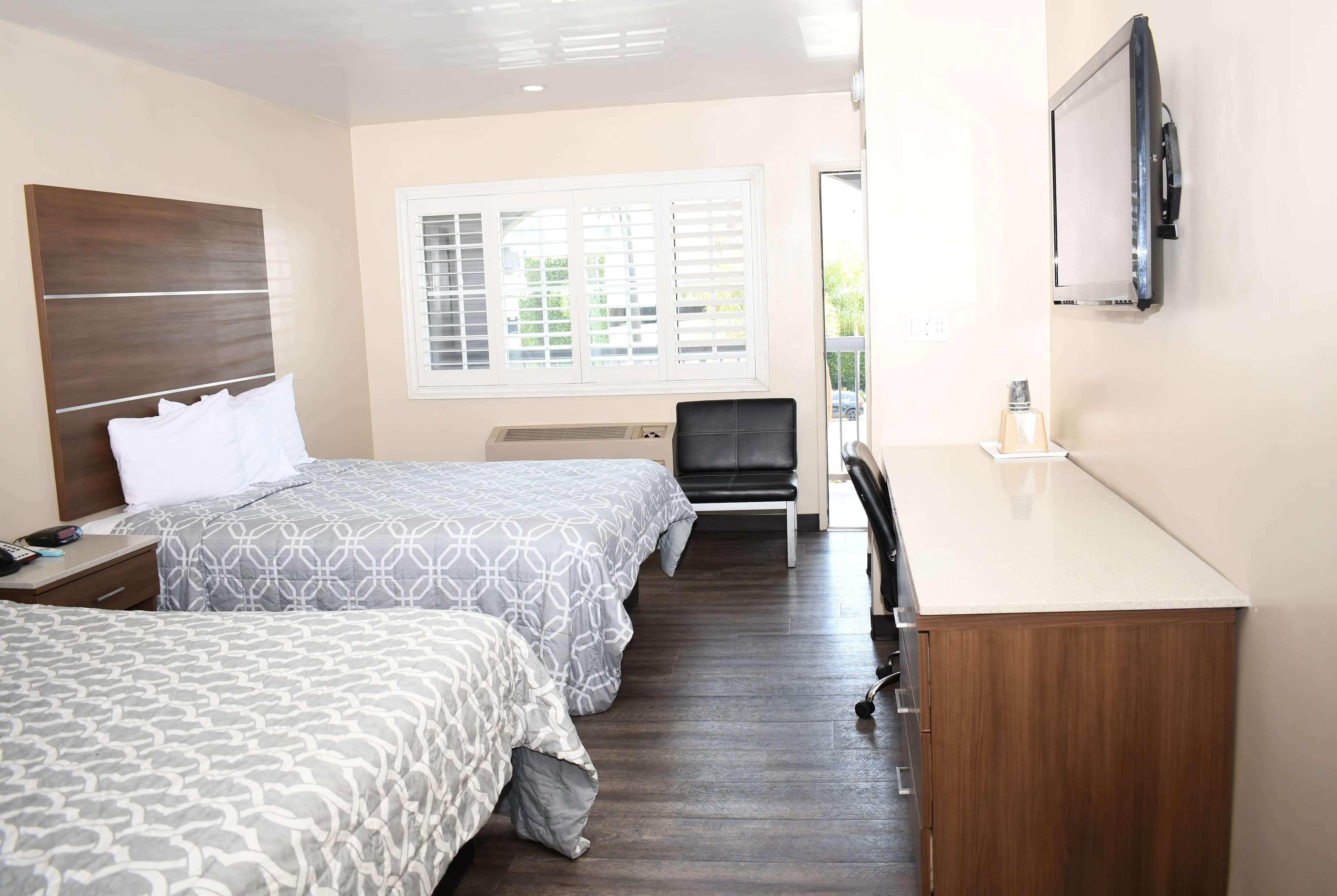 غرفة ديلوكس بسريرين كوين، Travelodge by Wyndham Long Beach Convention Center 2/2