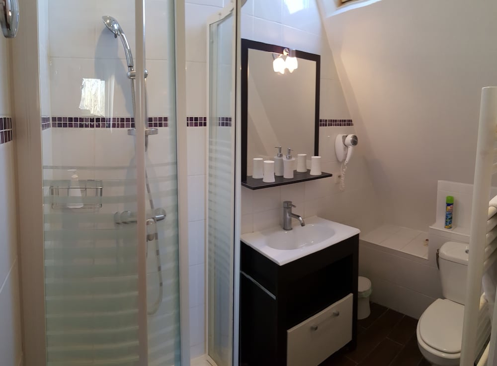 Castel Bayeux Guesthouse 45/50