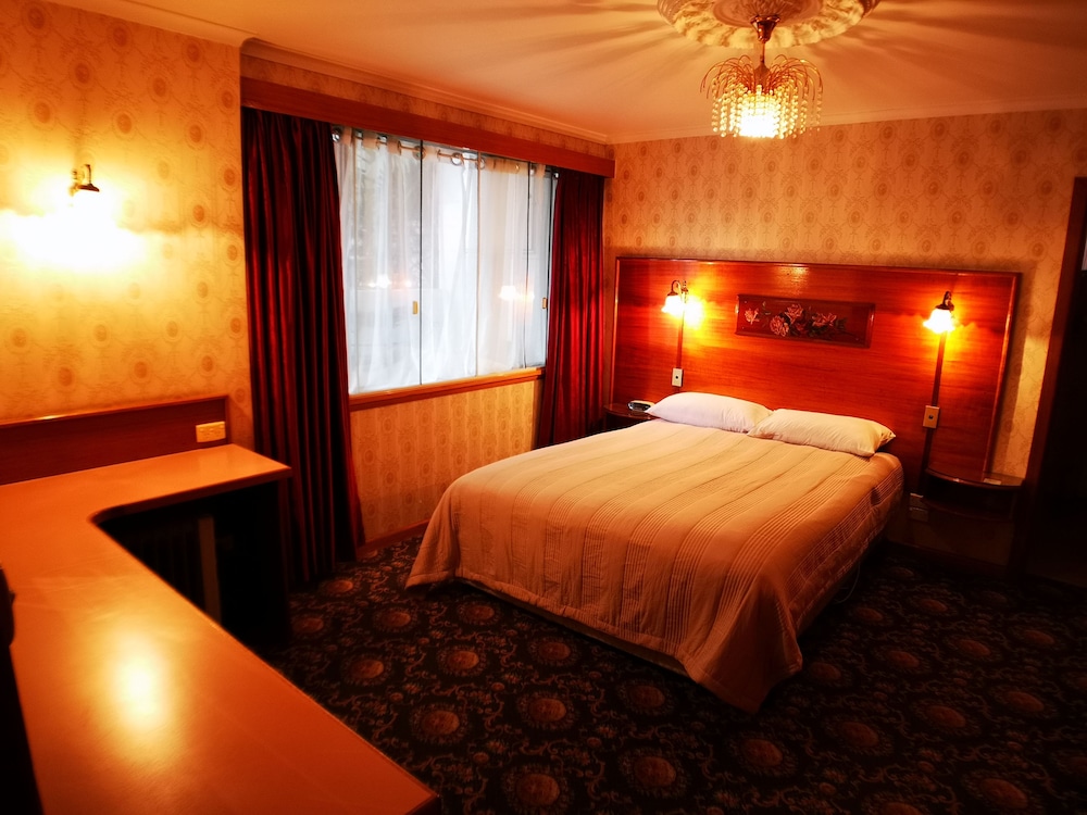 MOTEL MAYFAIR ON CAVELL 23/74