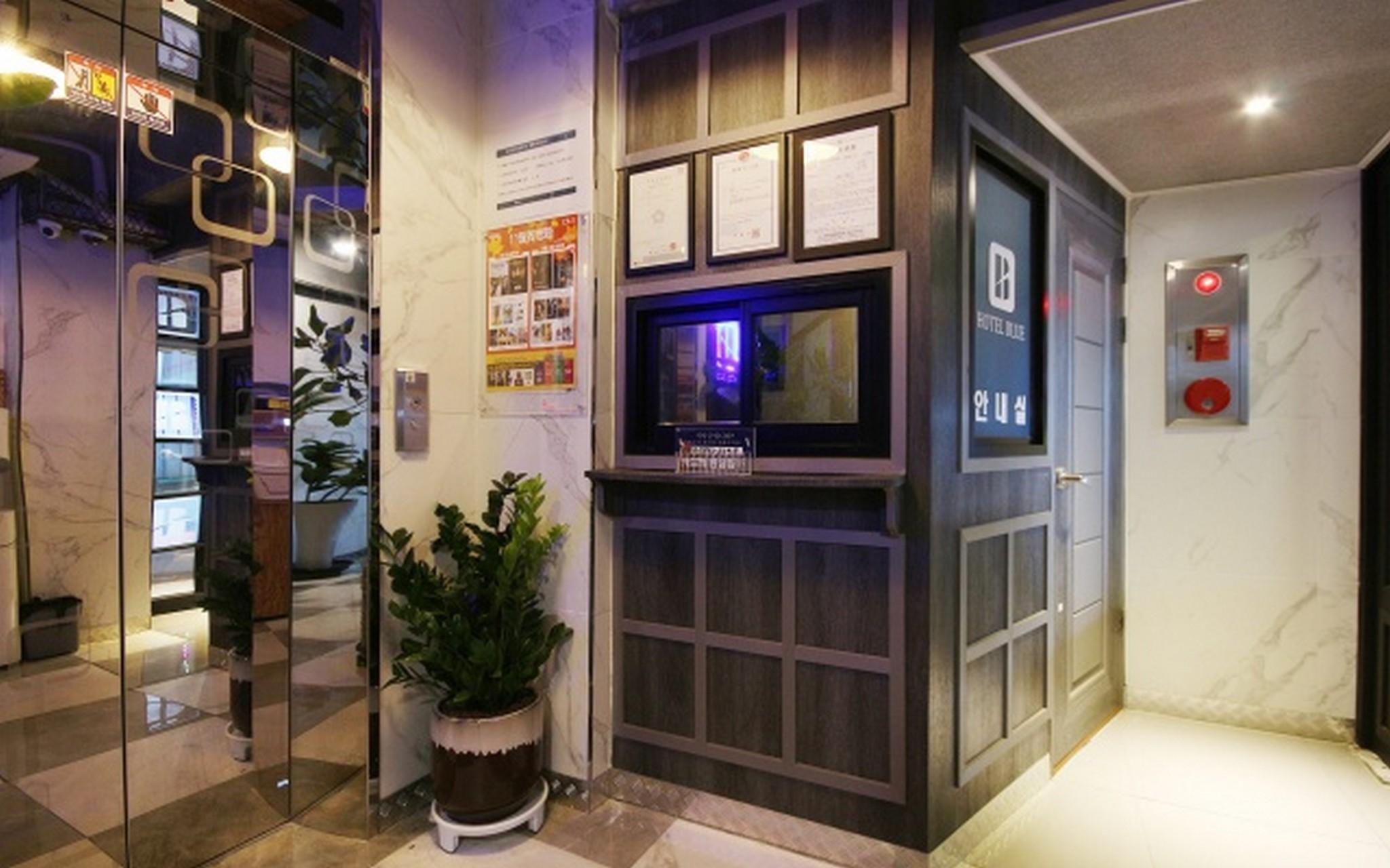 Blue Hotel 22/28