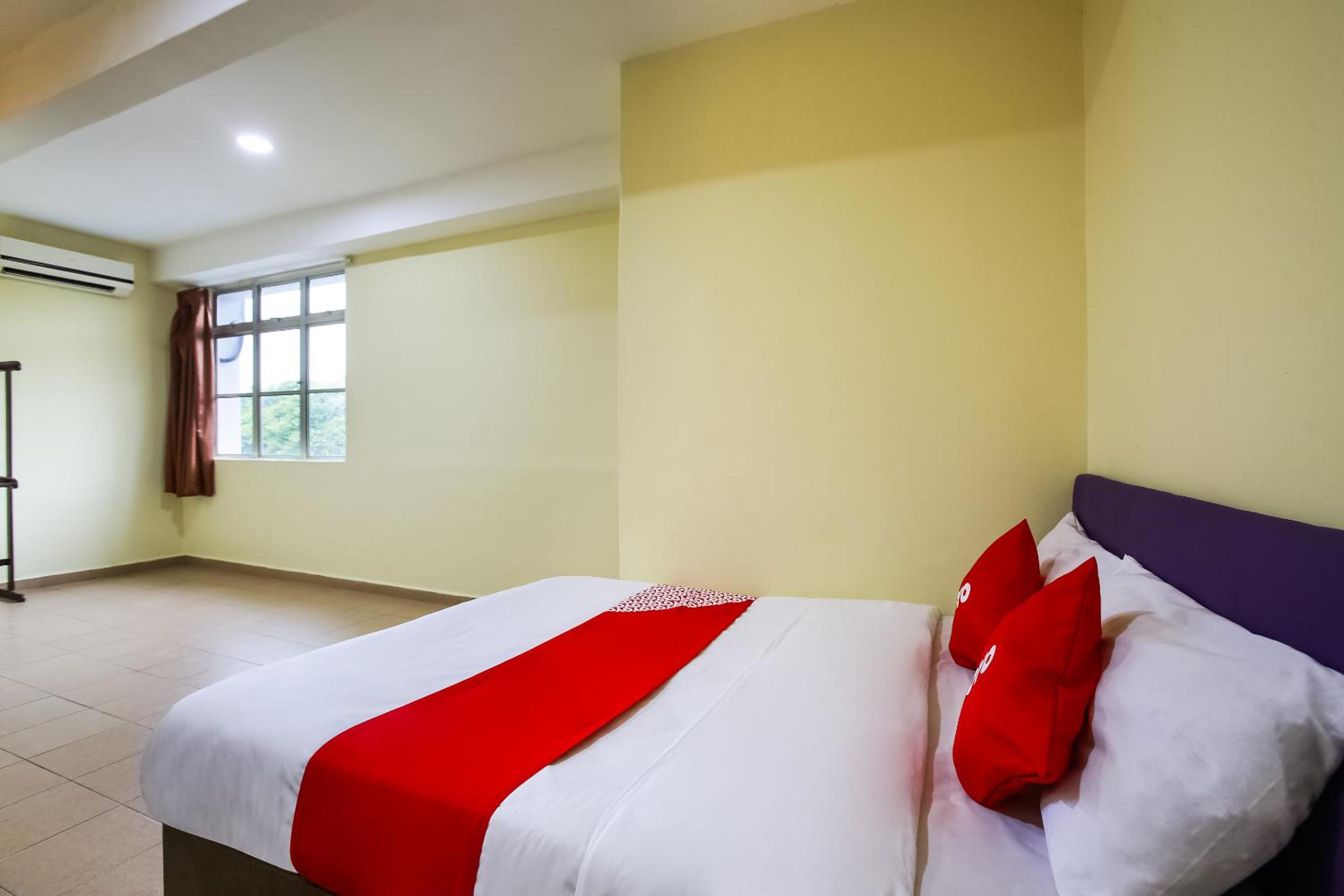 Oyo 89585 Hotel Happy Inn 14/21