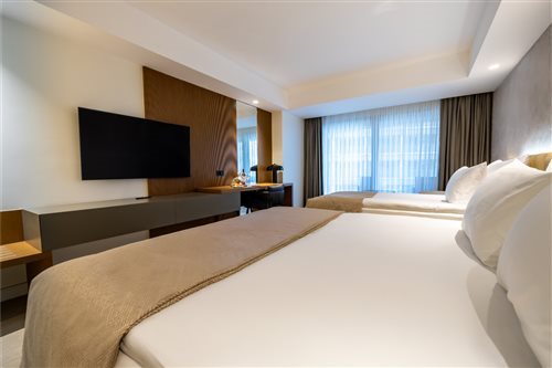 Deluxe, Double Bed, Side Sea View, Balcony