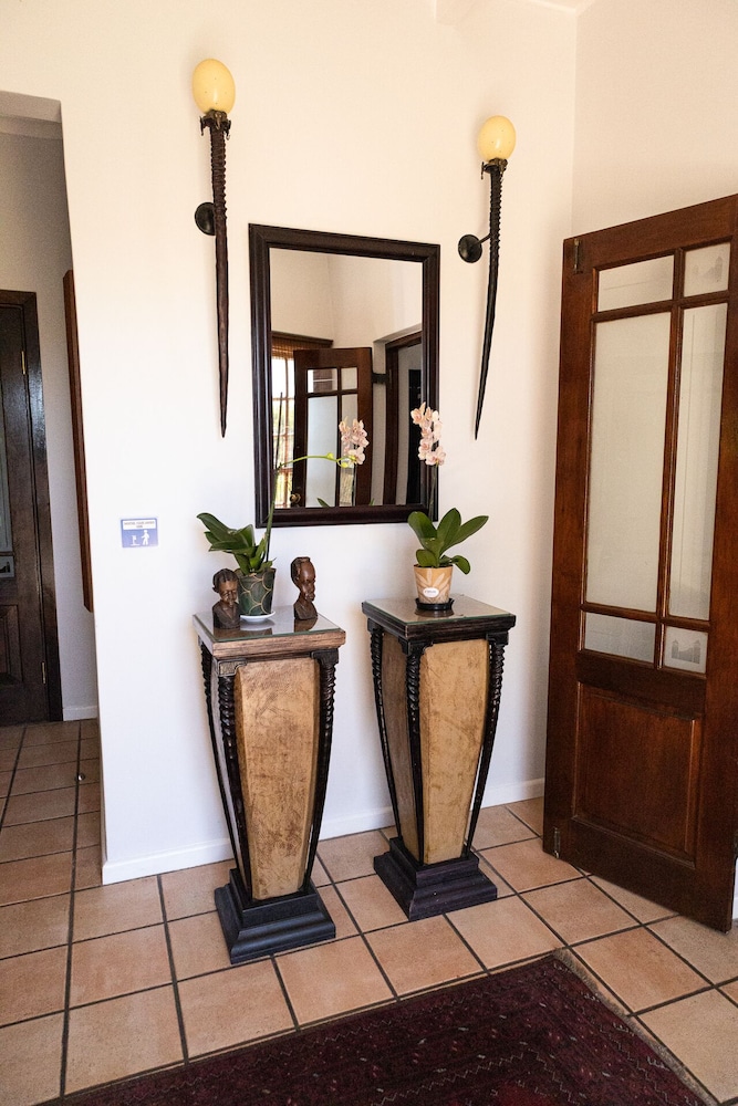 Cape Village Lodge 4/50