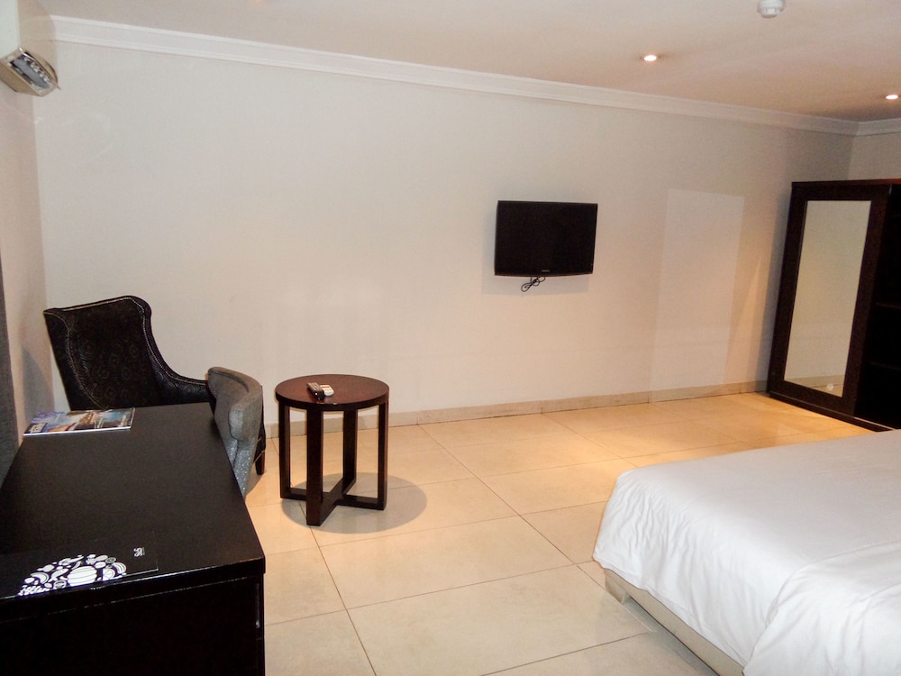 S S Hotels And Suites 25/48