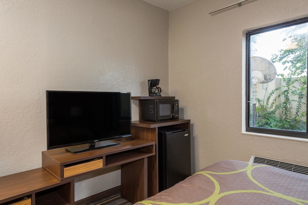 Super 8 by Wyndham Pompano Beach 5/21