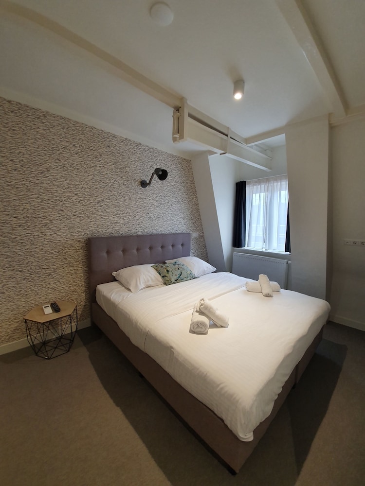 DELUXE, DOUBLE BED