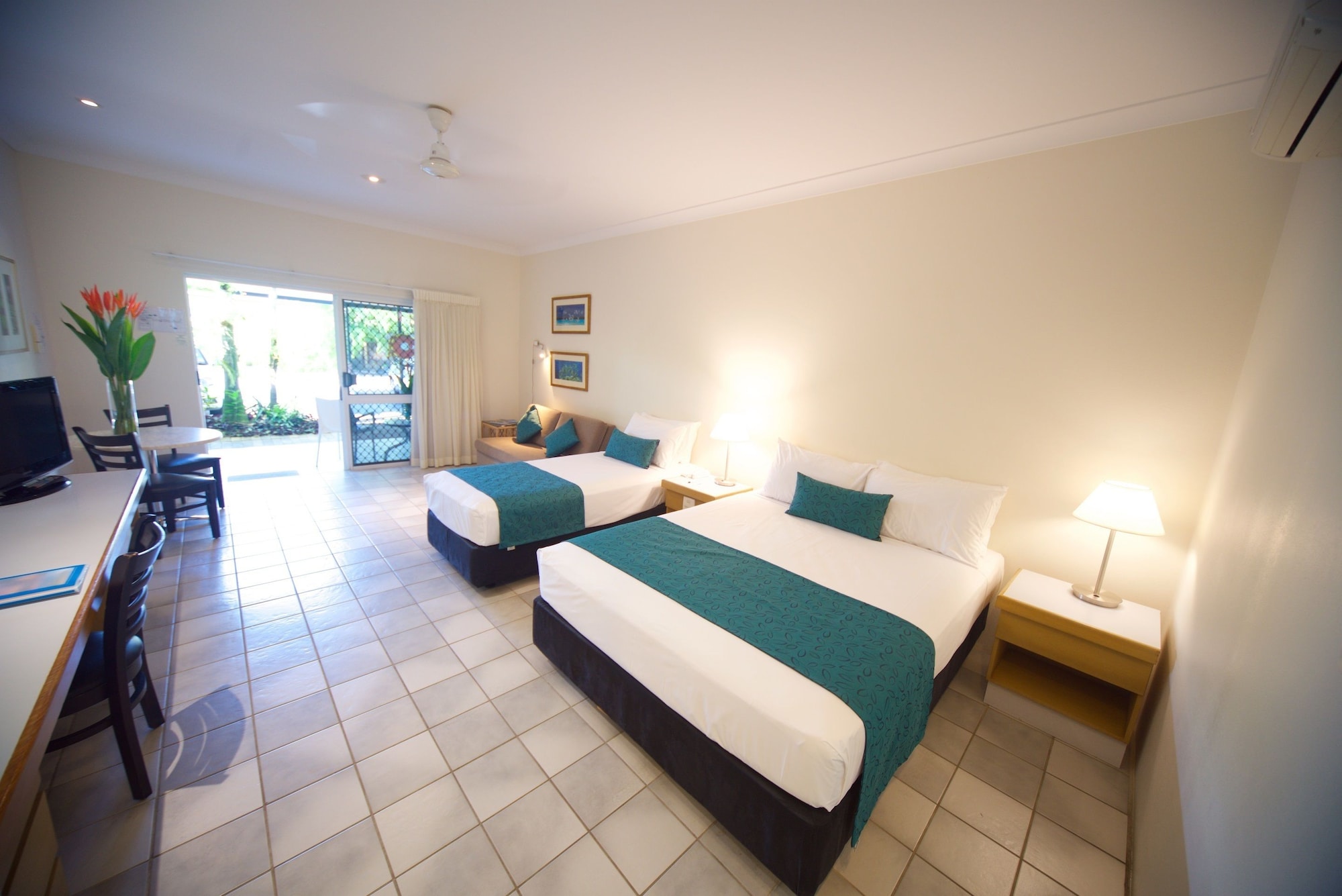 Deluxe, Studio, 1 Queen and 1 Single Bed, Sofa