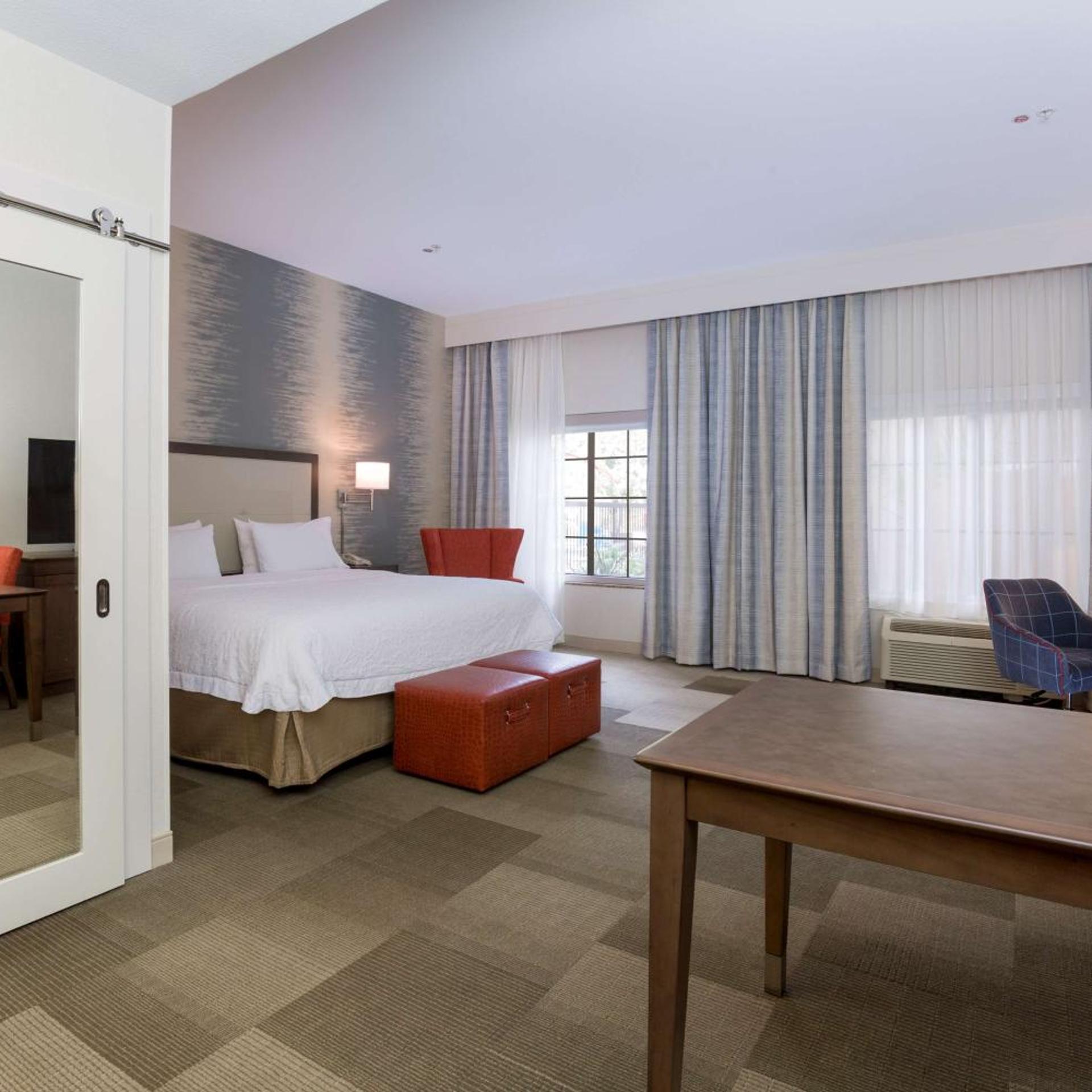 STUDIO, SUITE, KING BED