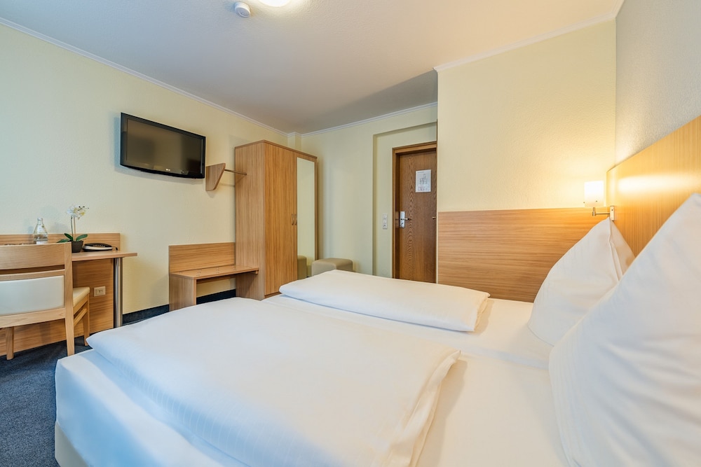 ROOM, DOUBLE BED