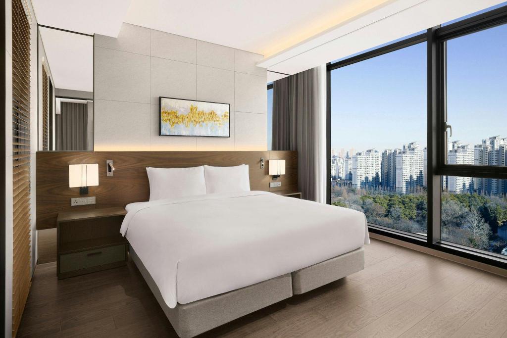 Panorama, Suite, King Bed, Park View