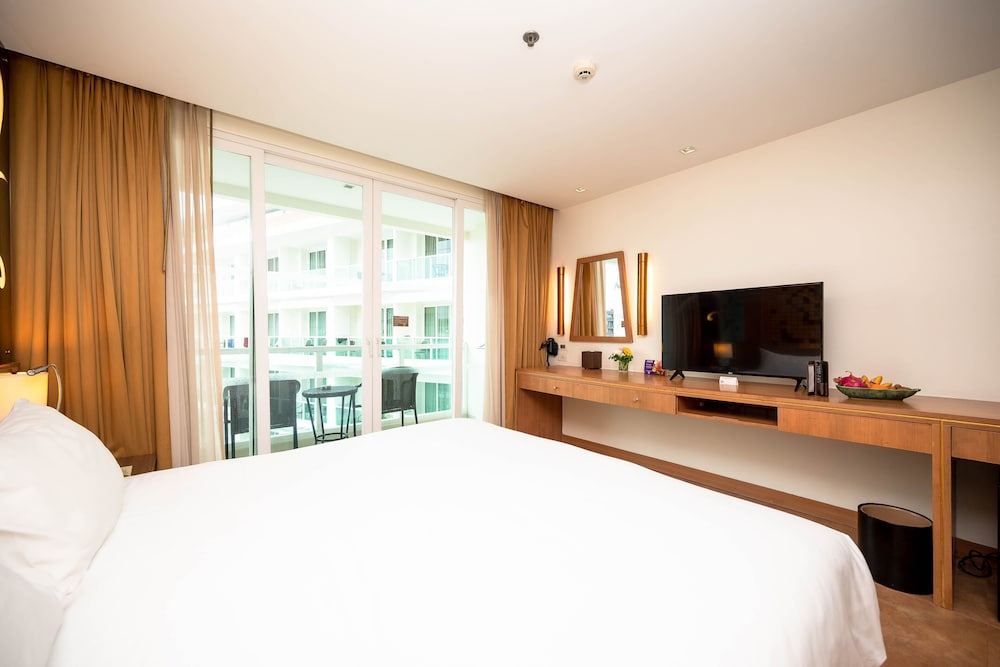 DELUXE, KING BED, POOL VIEW