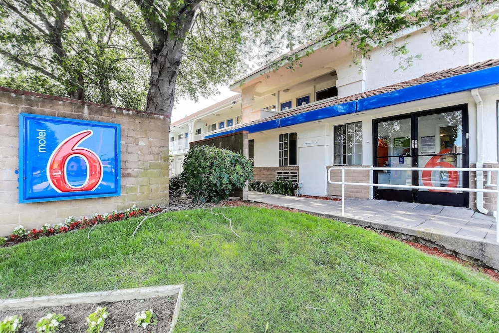 Motel6 Pinole, CA 7/40