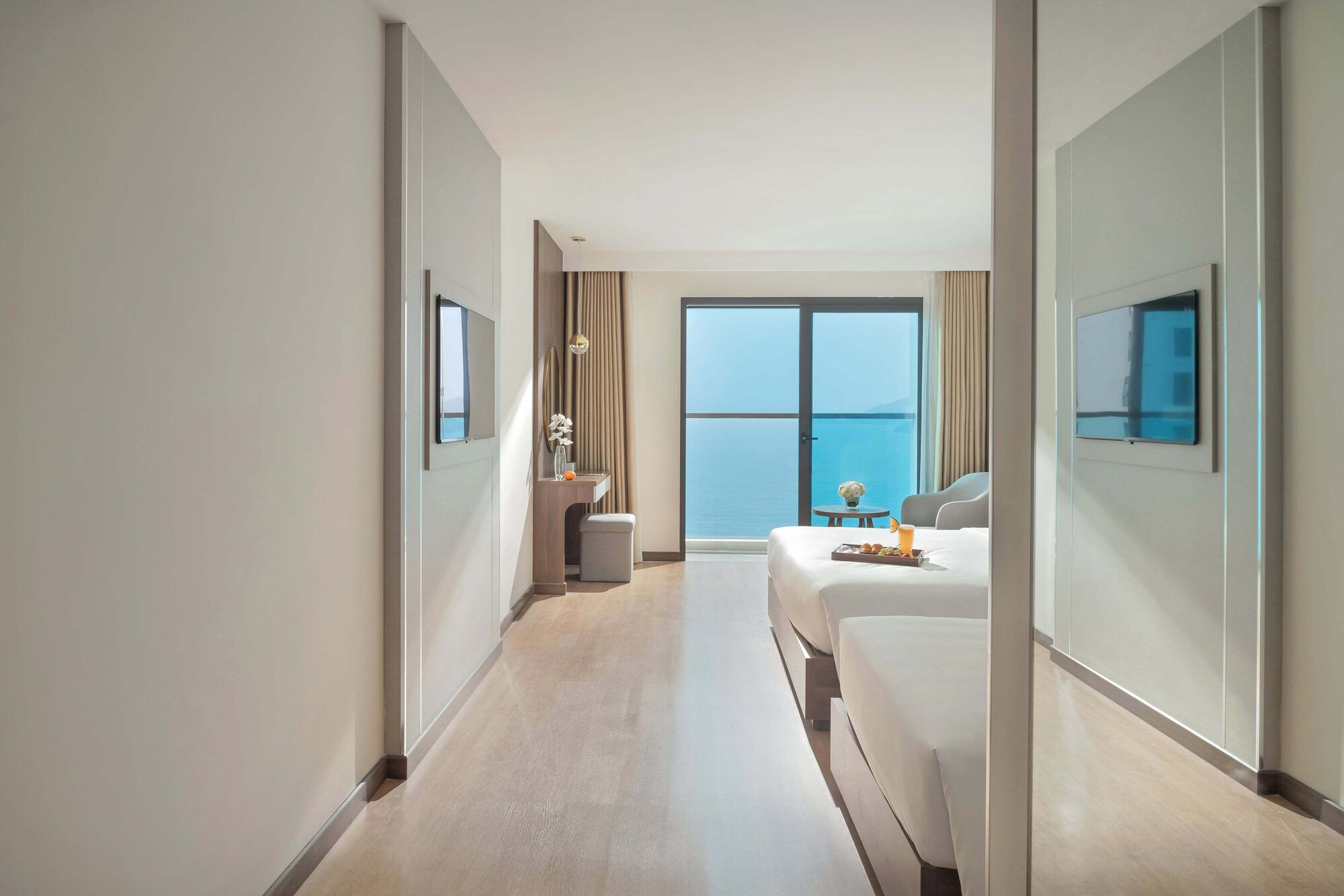 غرفة بريميير ثلاثية بسرير كوين وسرير فردي بإطلالة على البحر بشرفة، Panama Nha Trang Hotel 8/10