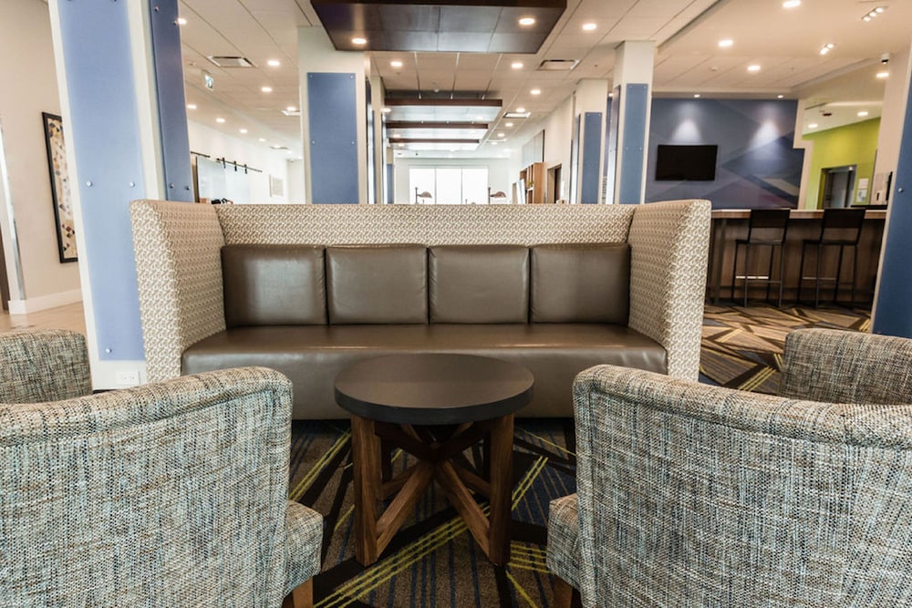 Holiday Inn Express Suites Edmonton N St Albert 48/72