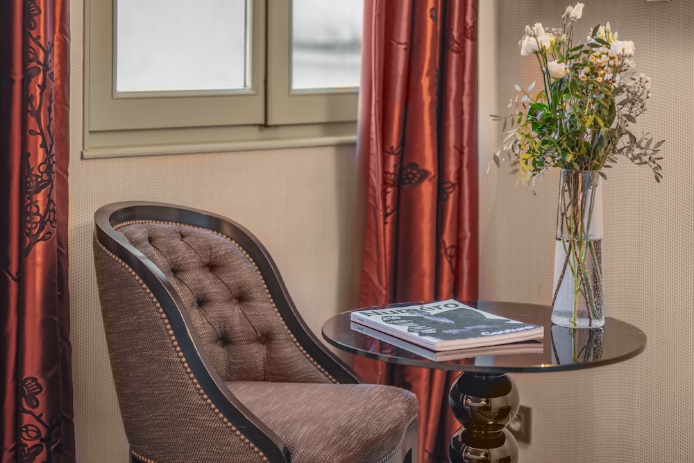Hotel Le Petit Paris 48/63