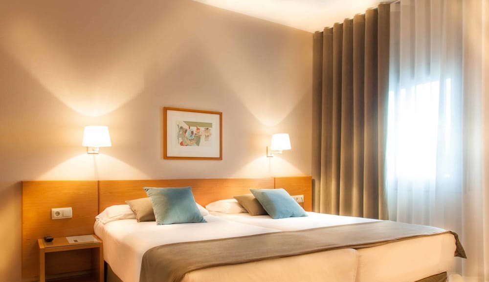 ROOM, TWIN BEDS