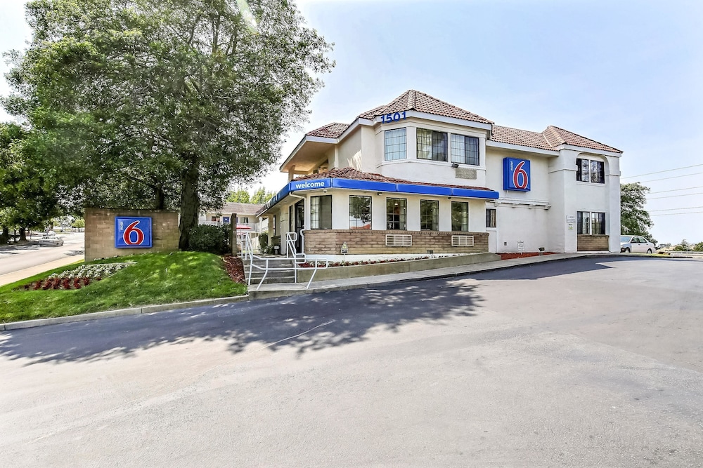 Motel6 Pinole, CA 8/40