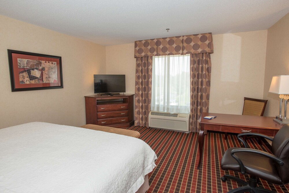 Hampton Inn & Suites Dayton-Airport 32/64