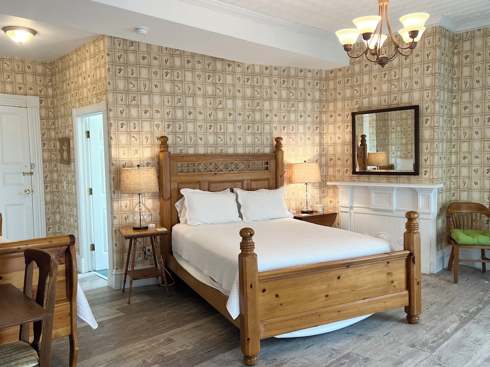 Rogues Harbor Inn 8/50