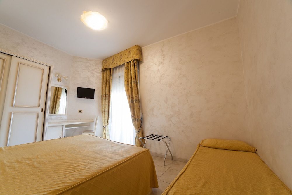 ROOM, TRIPLE, PARTIAL SEA VIEW