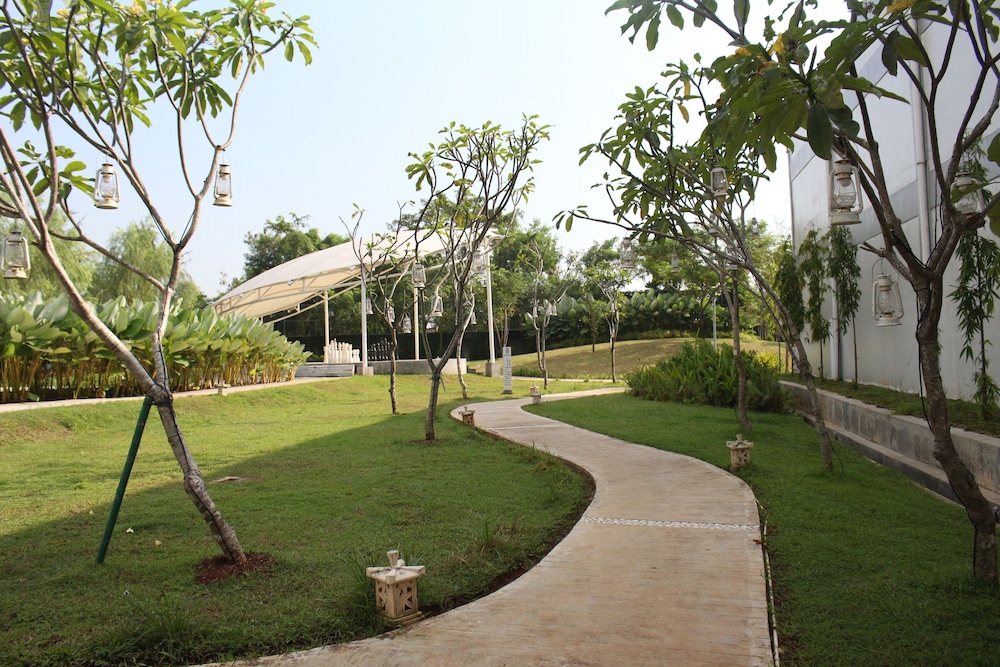 Front One Akshaya Hotel Karawang 60/61