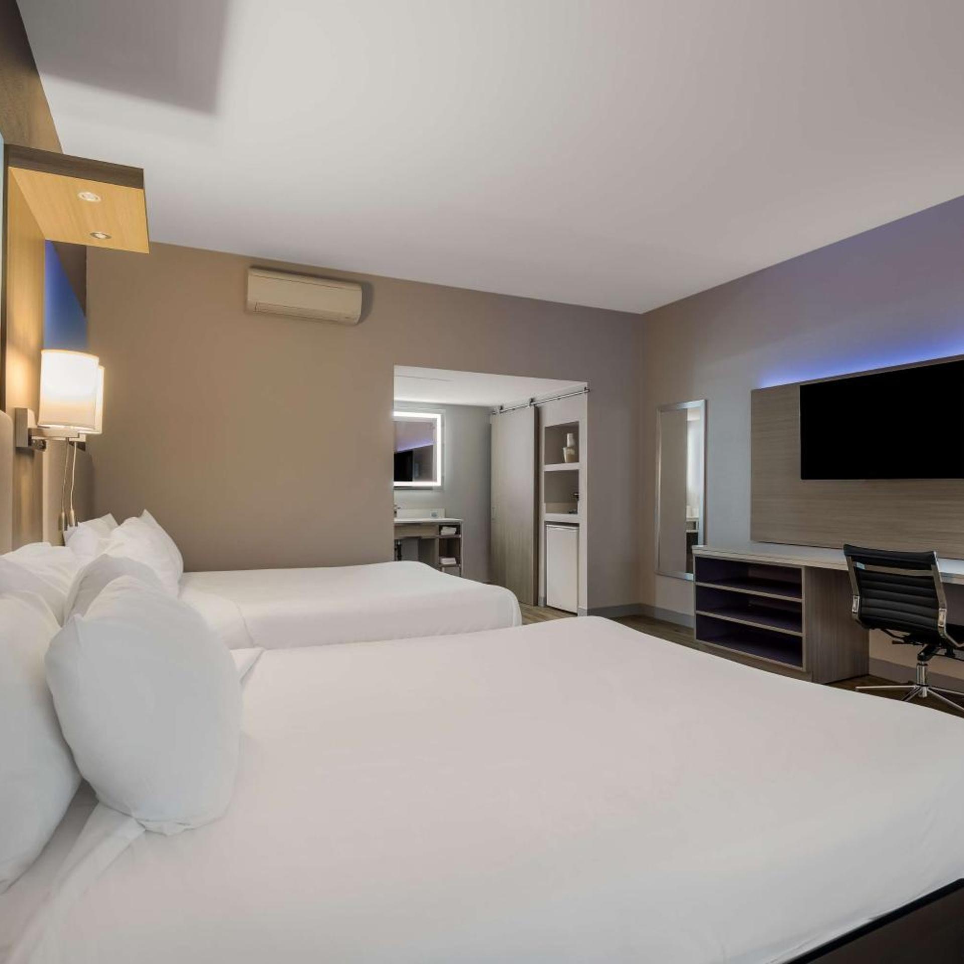 Room, King Bed, 2 Queen Beds, Freeway Side، Best Western Diamond Bar Hotel & Suites 3/4