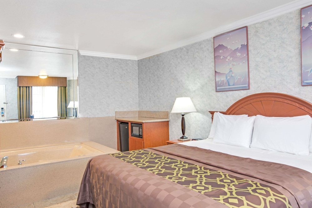 Days Inn By Wyndham Los Angeles Lax Redondo Manhattan Beach 36/56
