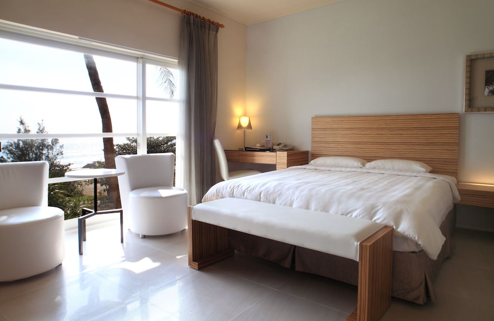 Chateau Beach Resort 24/78
