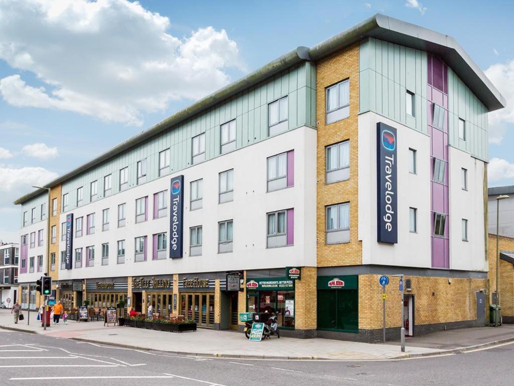 Travelodge Farnborough Central 18/22