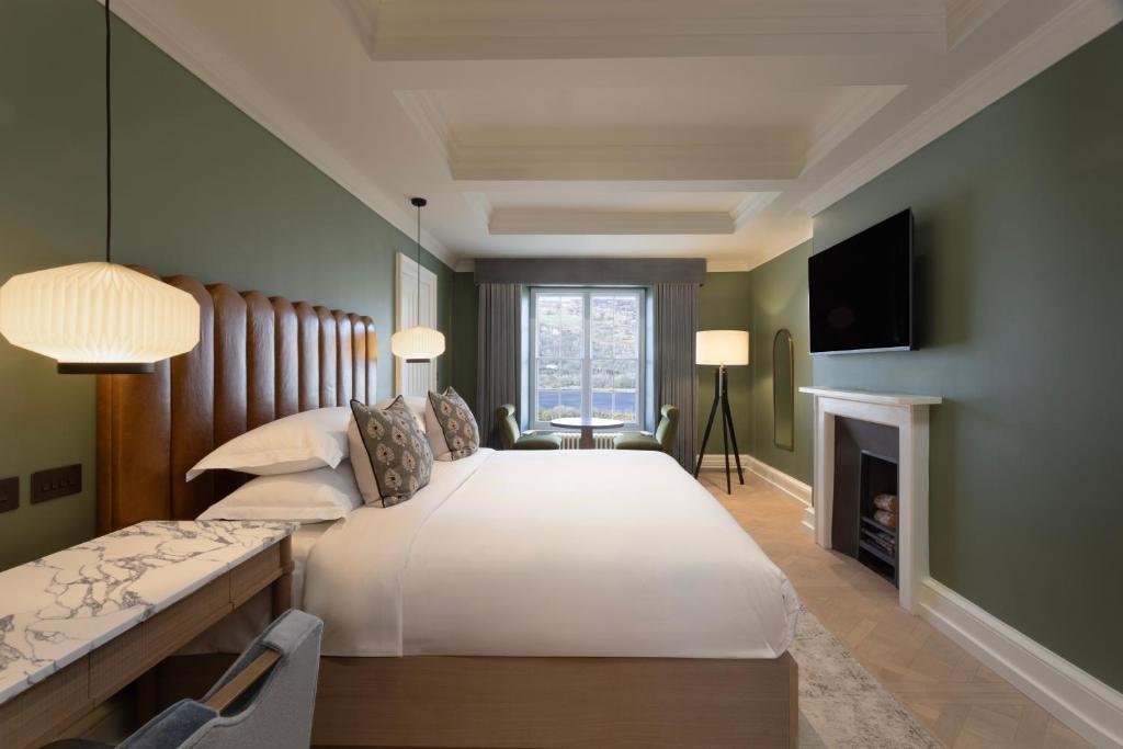 DELUXE, SUITE