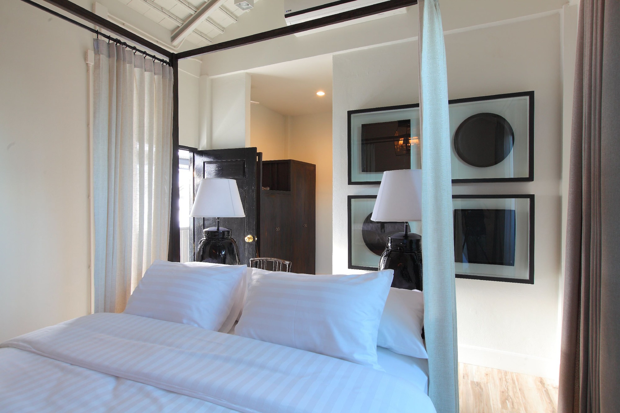 DELUXE, DOUBLE BED