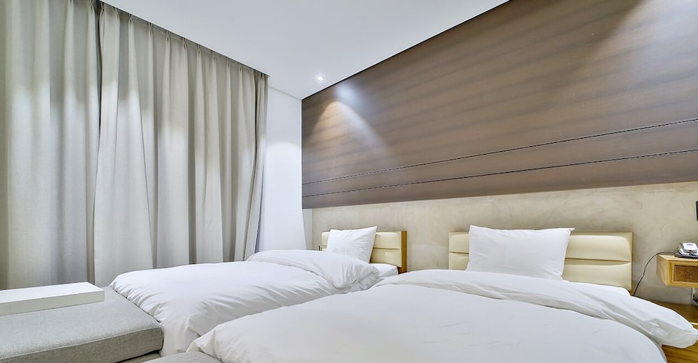 Golden Hotel 17/46