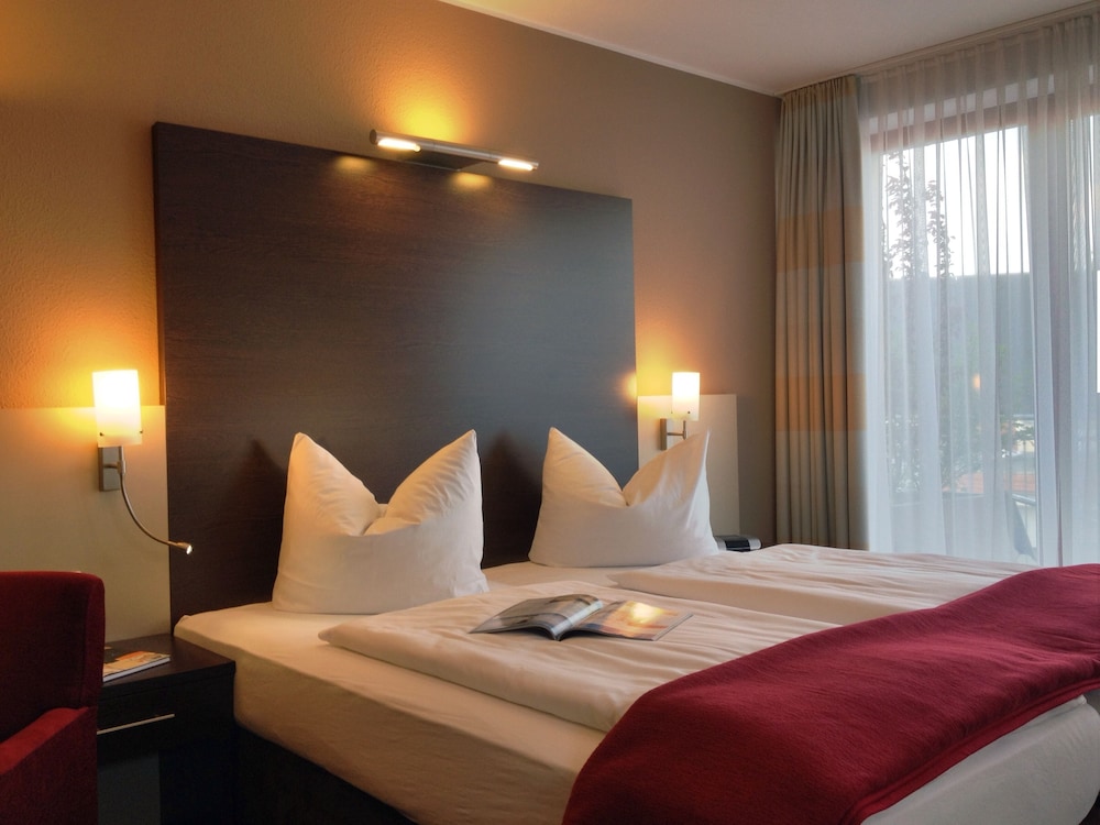 ROOM, DOUBLE BED
