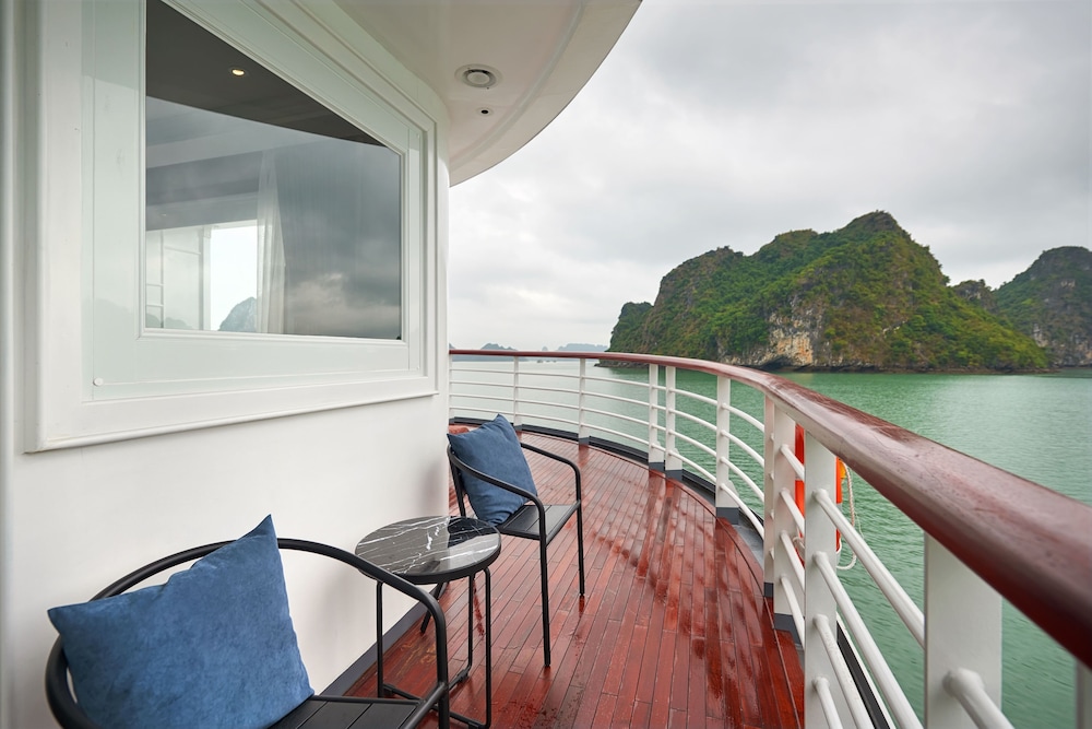 Paradise Grand Cruise – Lan Ha Bay 60/65