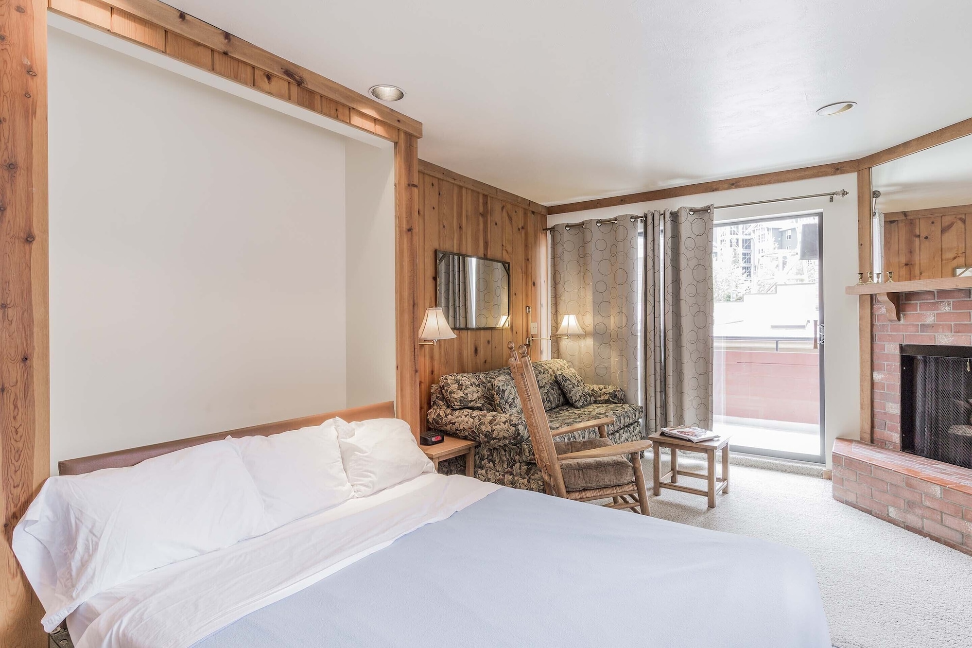 1 BEDROOM, CONDOMINIUM, KITCHENETTE