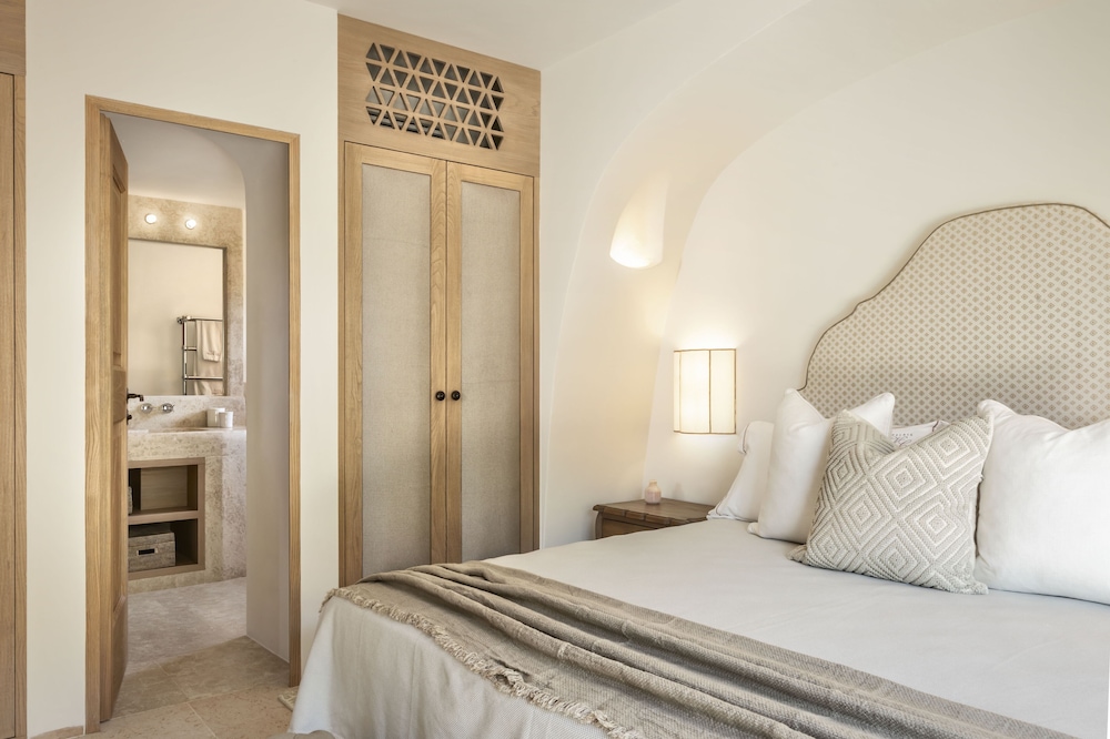 SUITE, WITH POOL