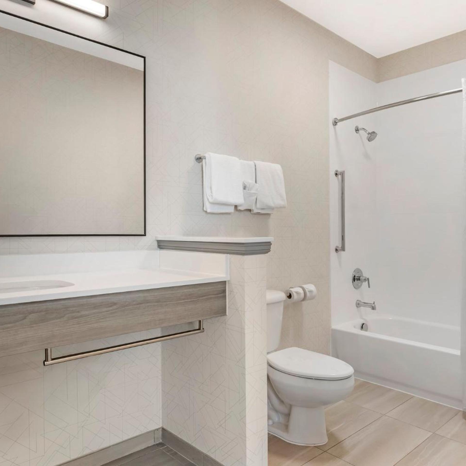 غرفة بسريرين مزدوجين لذوي الإعاقة، Holiday Inn Express Hotel Suites Astoria 7/7