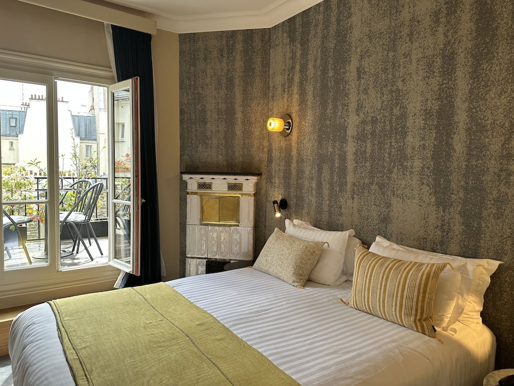 ROMANTIC, SUITE, QUEEN BED, SOFA, TERRACE