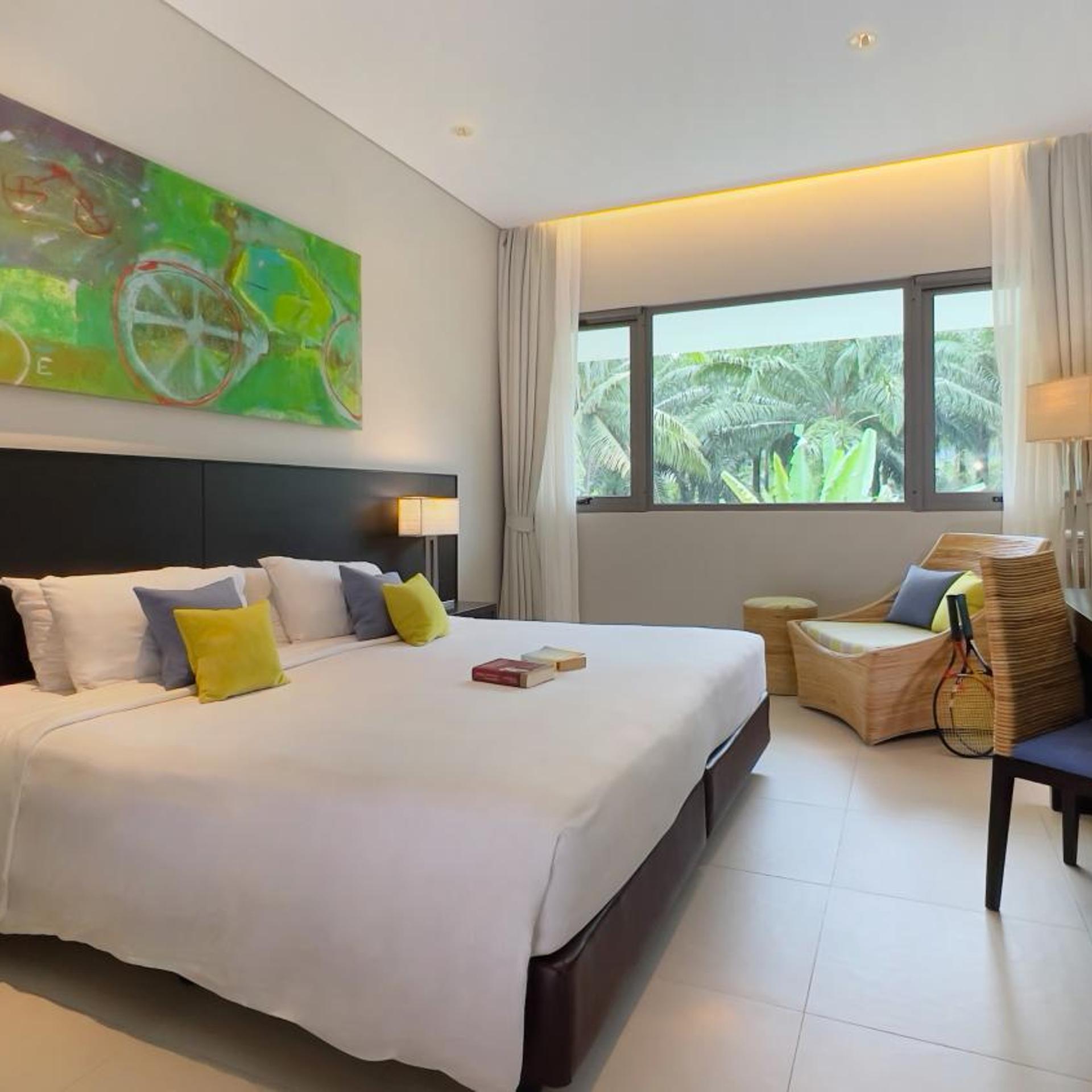 Superior, King Bed, Pool Wing