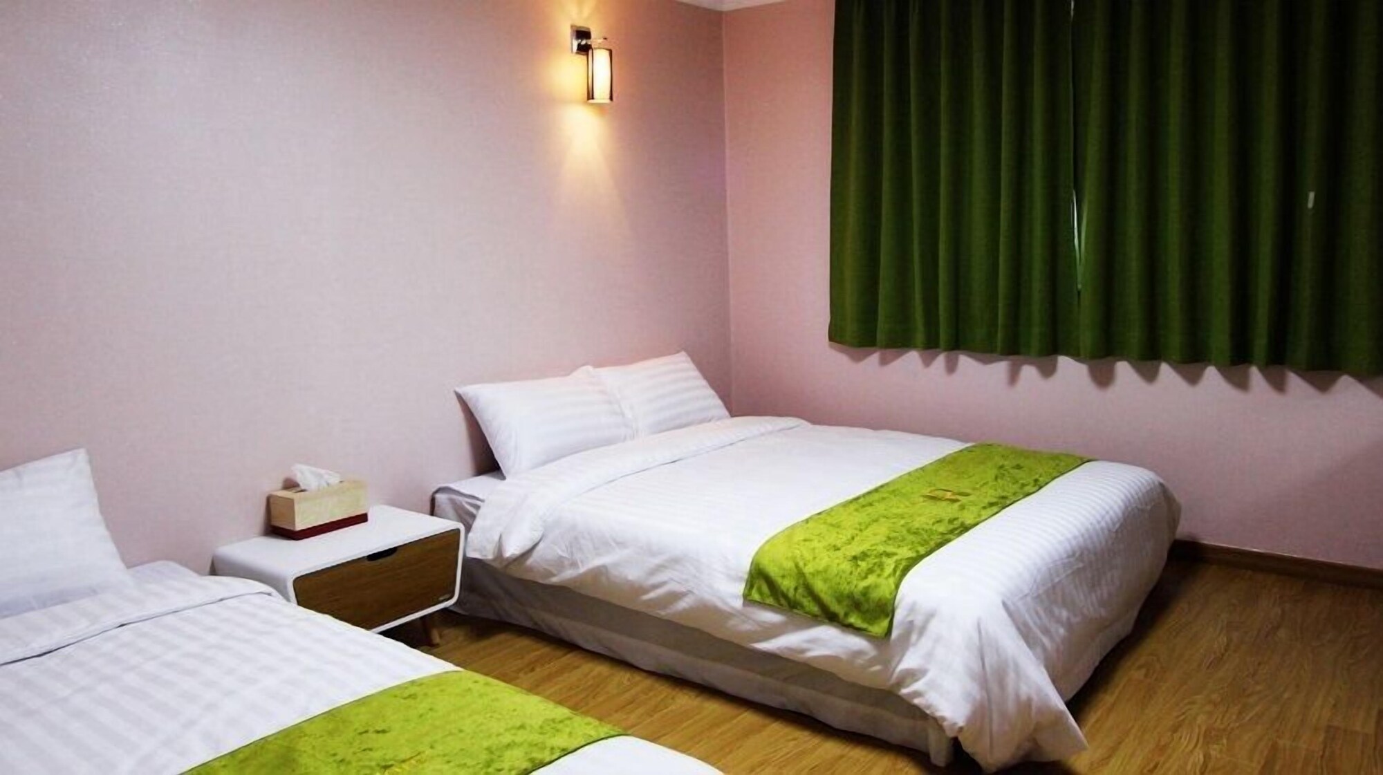 غرفة ثلاثية بسرير كوين وسرير فردي، Jeju R Hotel Guest House Hostel 2/2