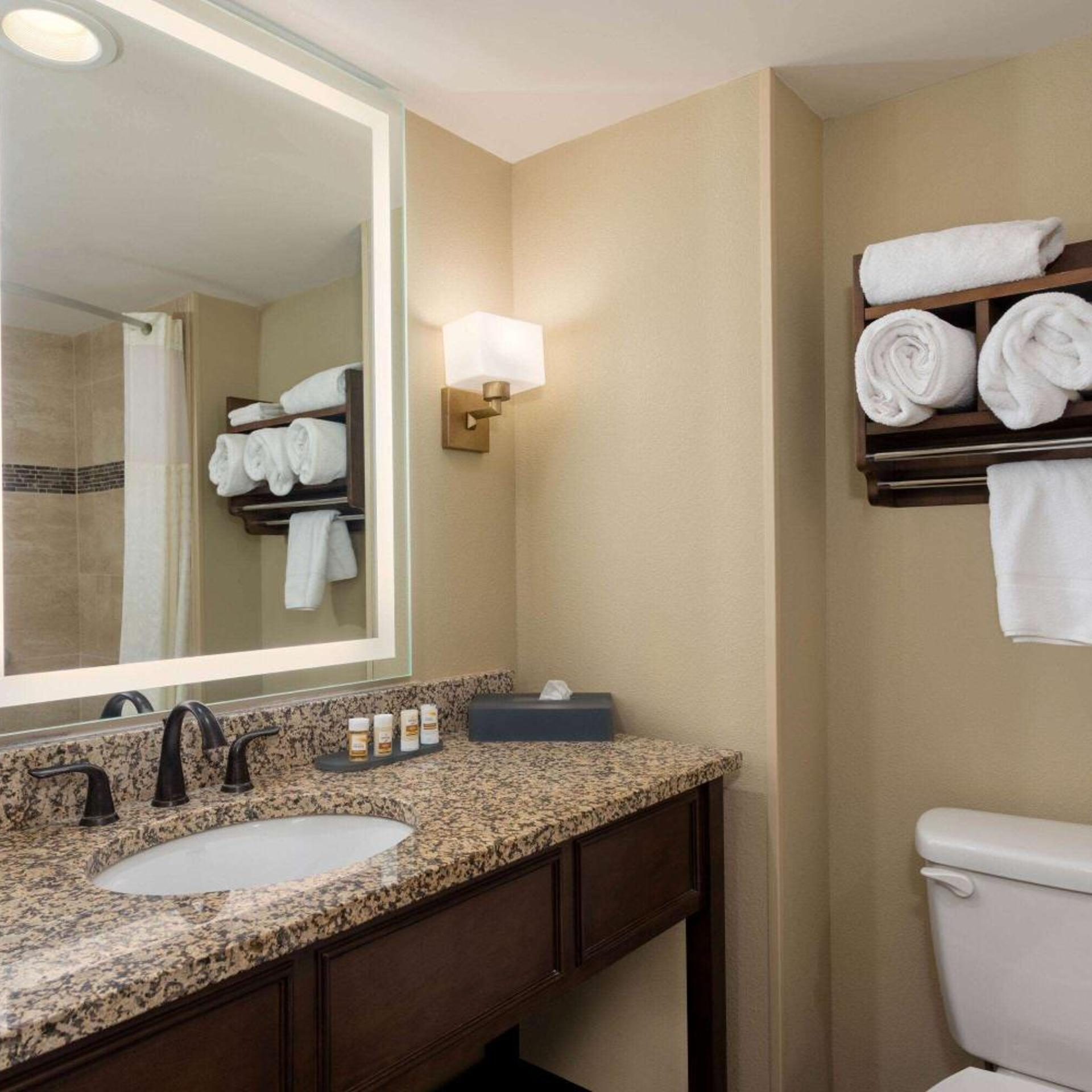 غرفة بسرير كوين بشرفة، La Quinta Inn Suites Pigeon Forge 3/4