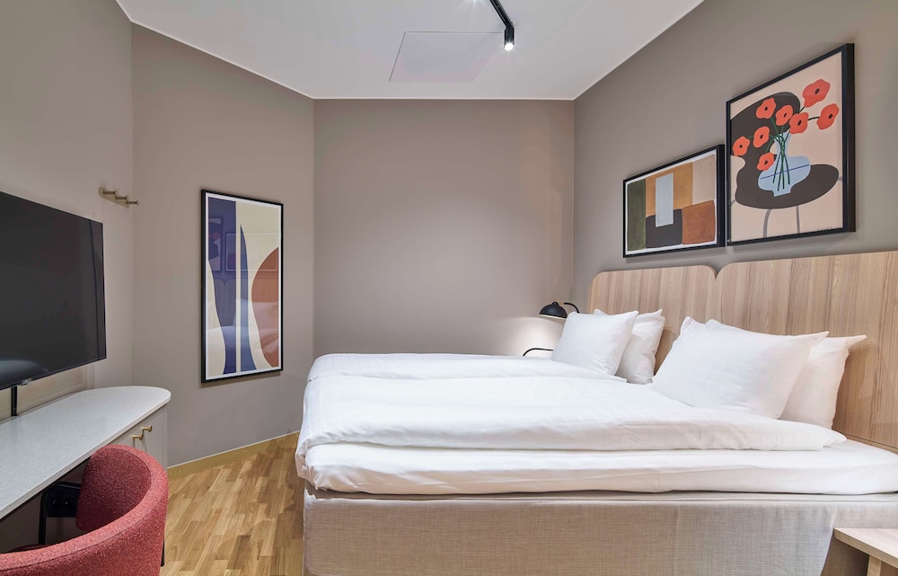 ROOM, TWIN BEDS, NO WINDOW