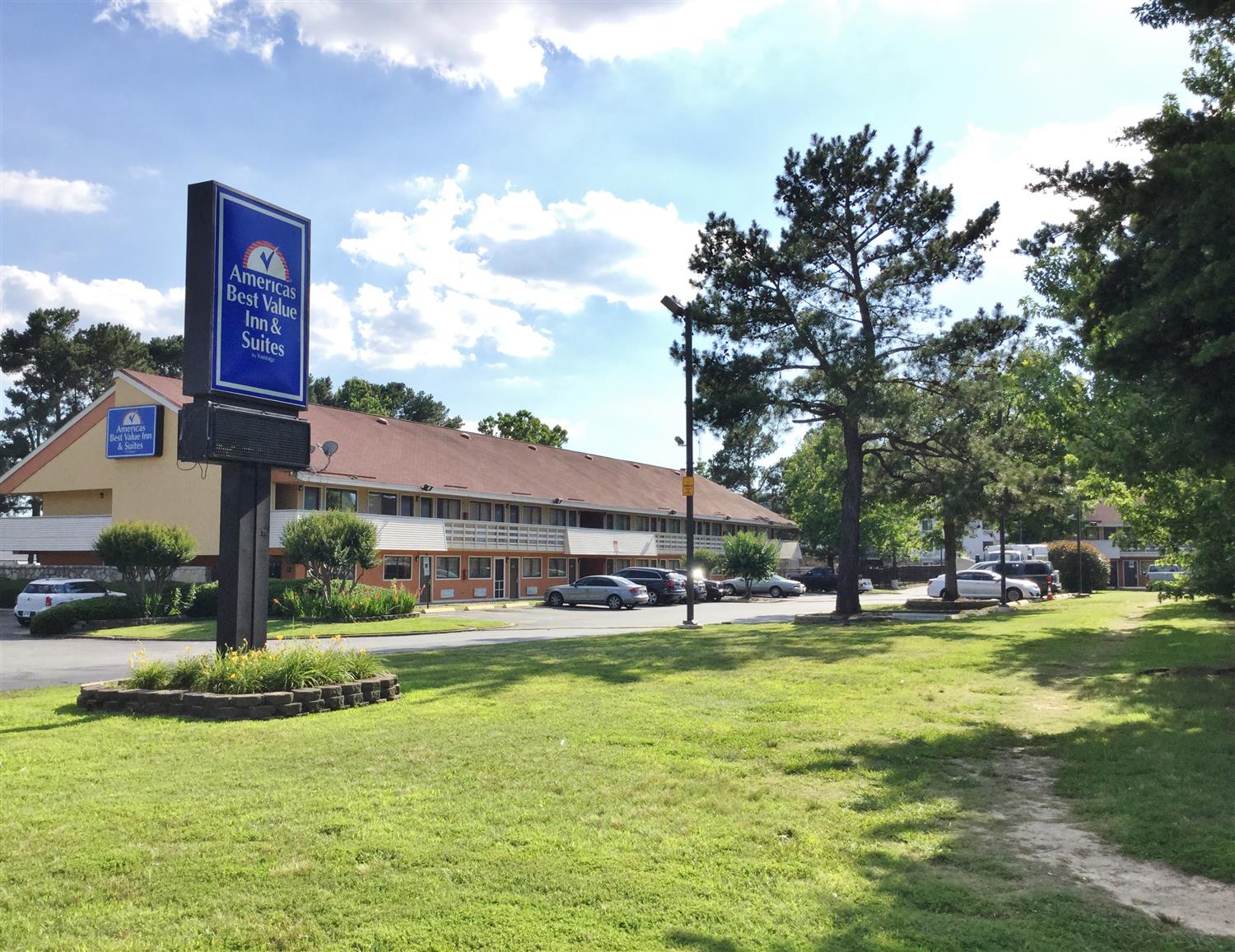 Americas Best Value Inn & Suites Little Rock at Scott Hamilton Dr 18/20