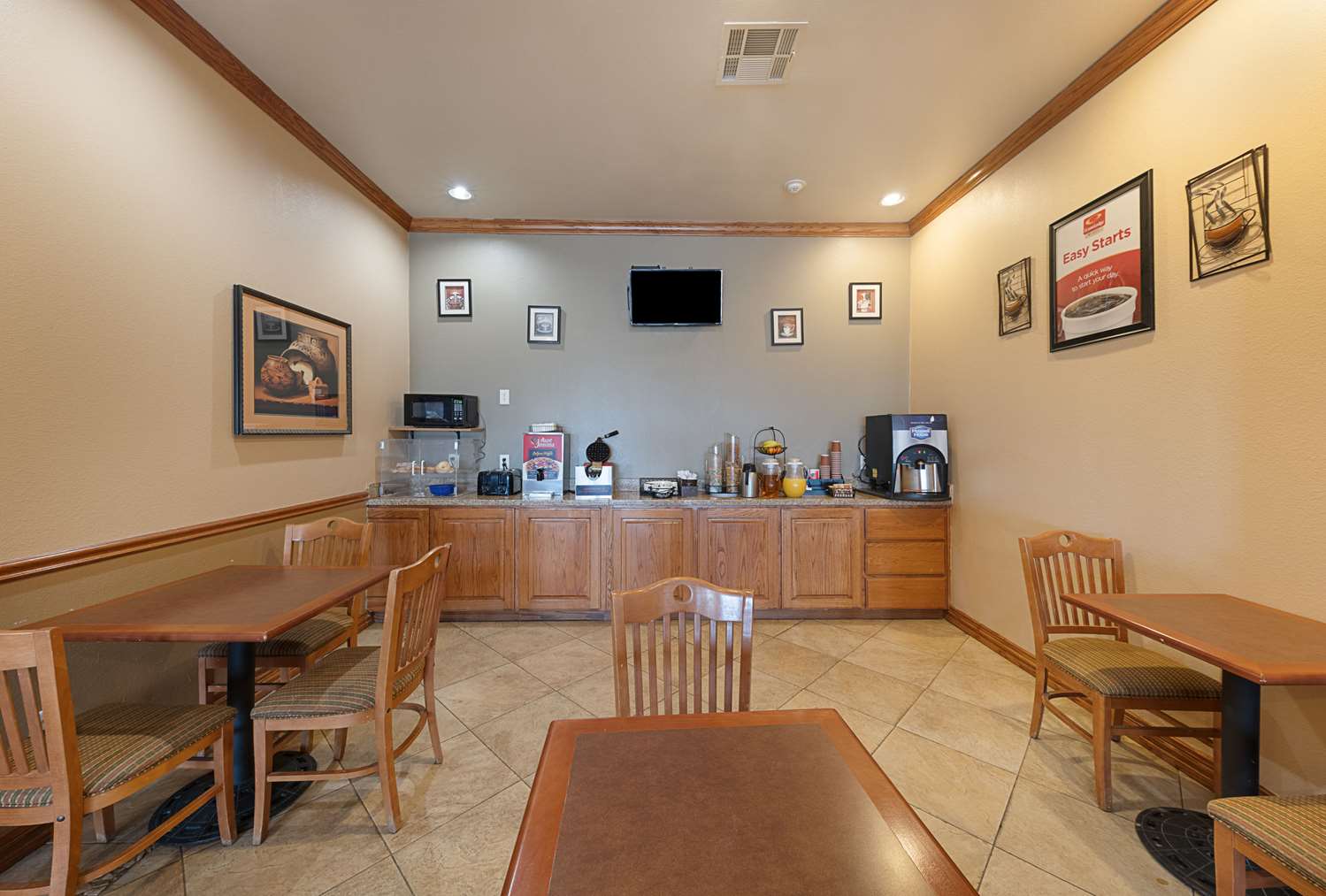 Econo Lodge Inn and Suites Bridgeport 26/29