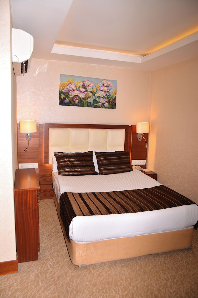 Standard, French Bed