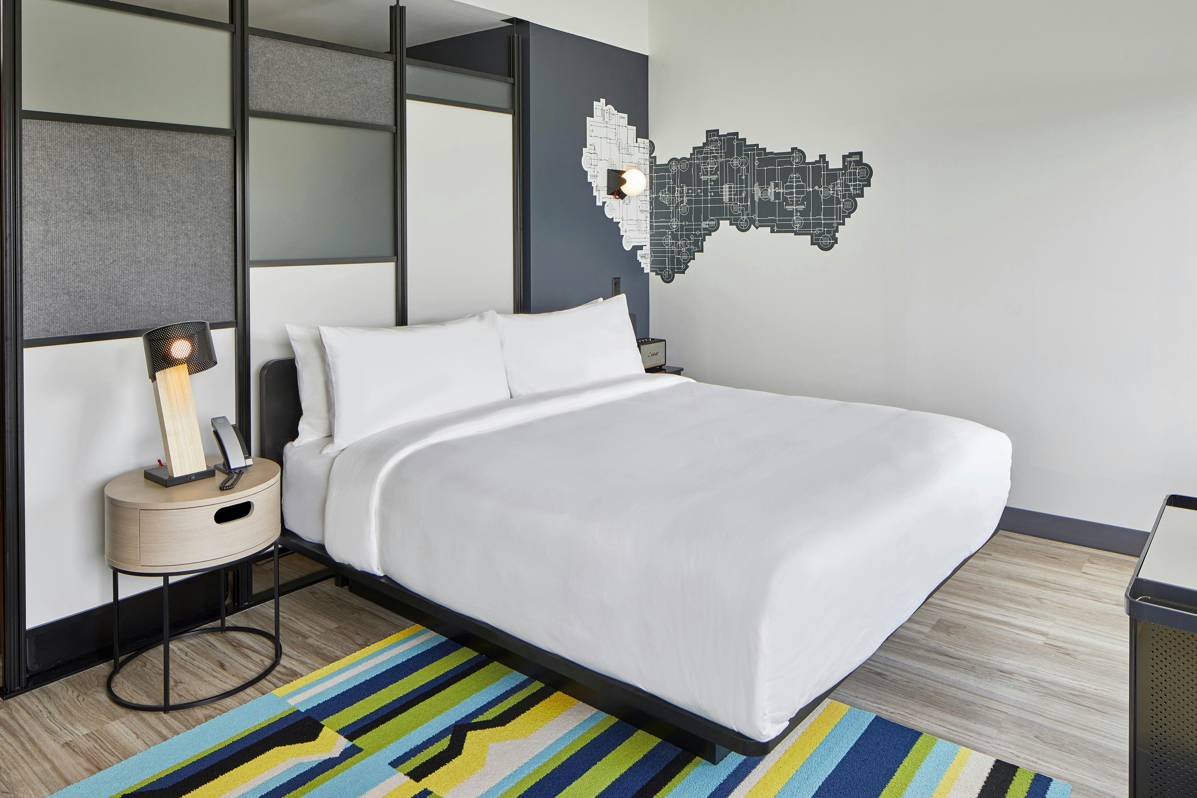 ROOM, KING BED
