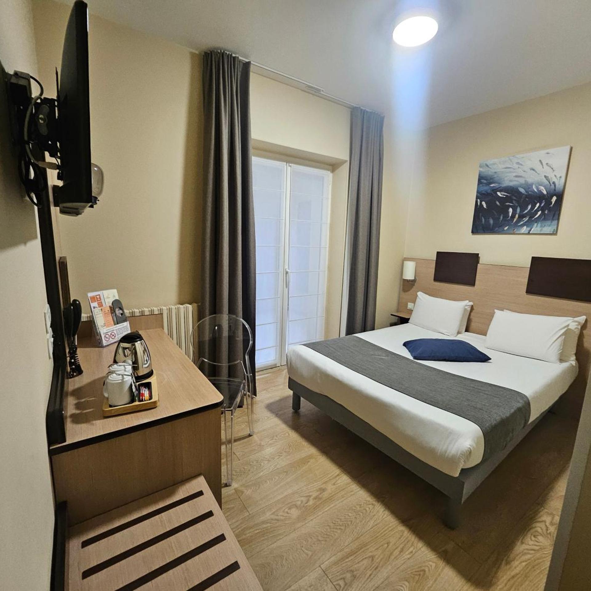 ROOM, DOUBLE BED