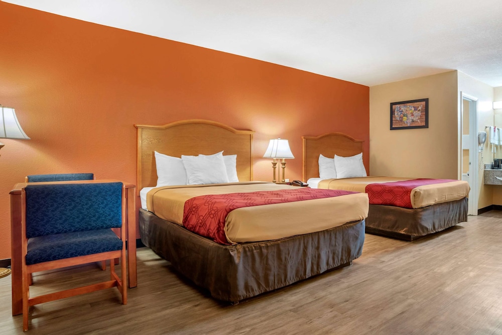 Econo Lodge Inn & Suites Evergreen 8/24